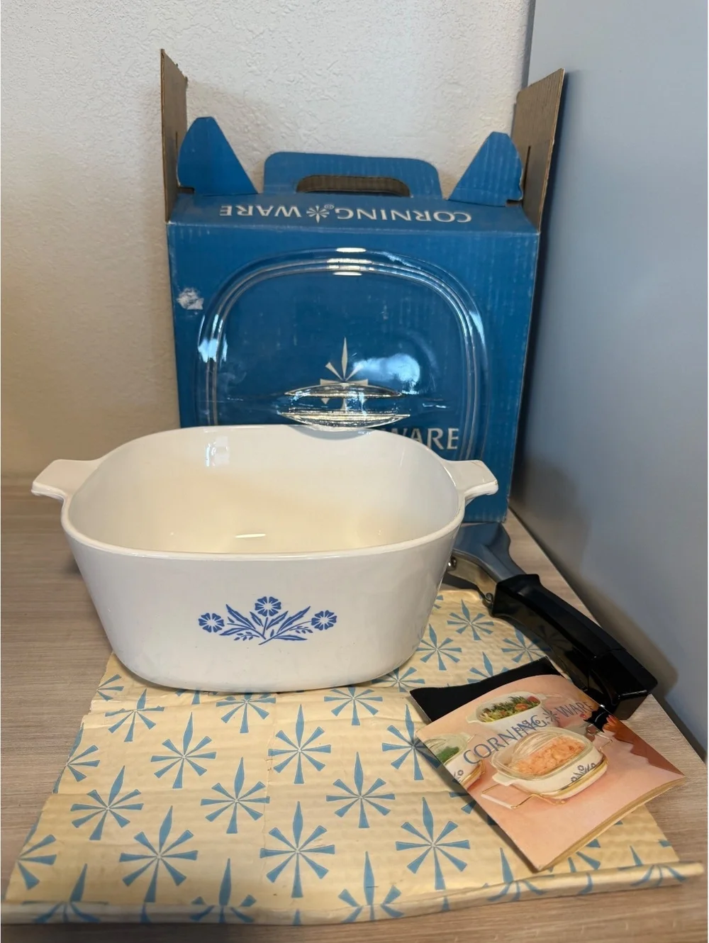 Vintage CorningWare Blue Cornflower Square 2.5qt Casserole dish w lid+handle